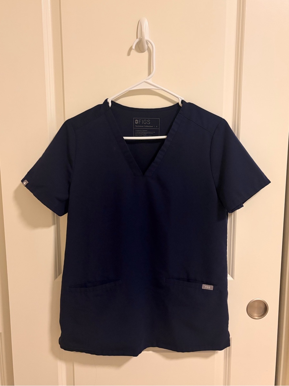 FIGS Women’s Navy Blue Casma 3 Pocket Scrub Top Size Small (S)